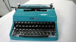Olivetti Lettera 32 Typewriter in Dark Turquoise