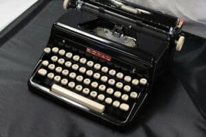 Royal Quiet De Luxe Typewriter in Glossy Black