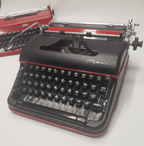 Olympia SM3-SM4 Typewriter in Texture Black and Red